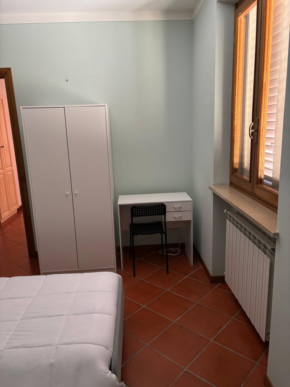 Bed, Photo of the whole room, Bedroom, internet, wardrobe
