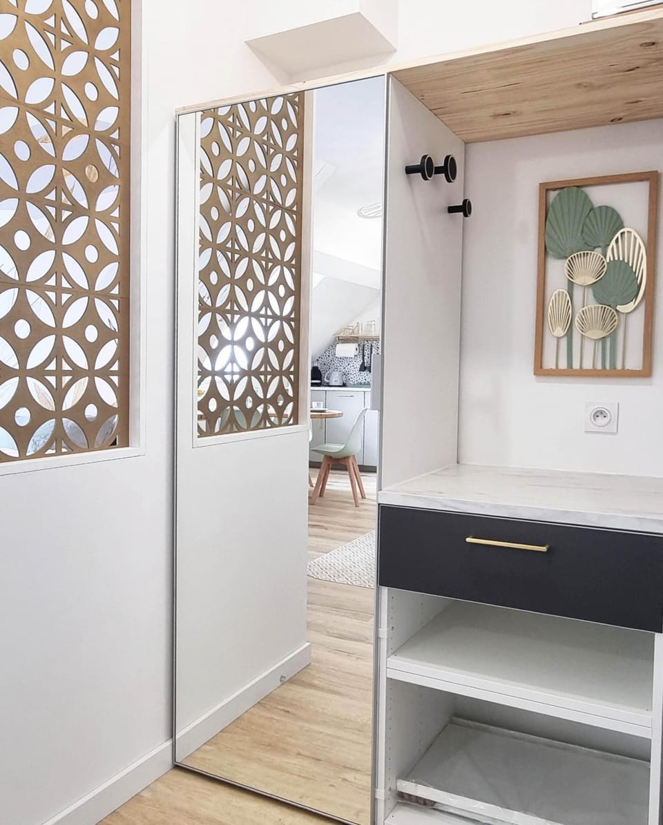 Facade/entrance, wardrobe