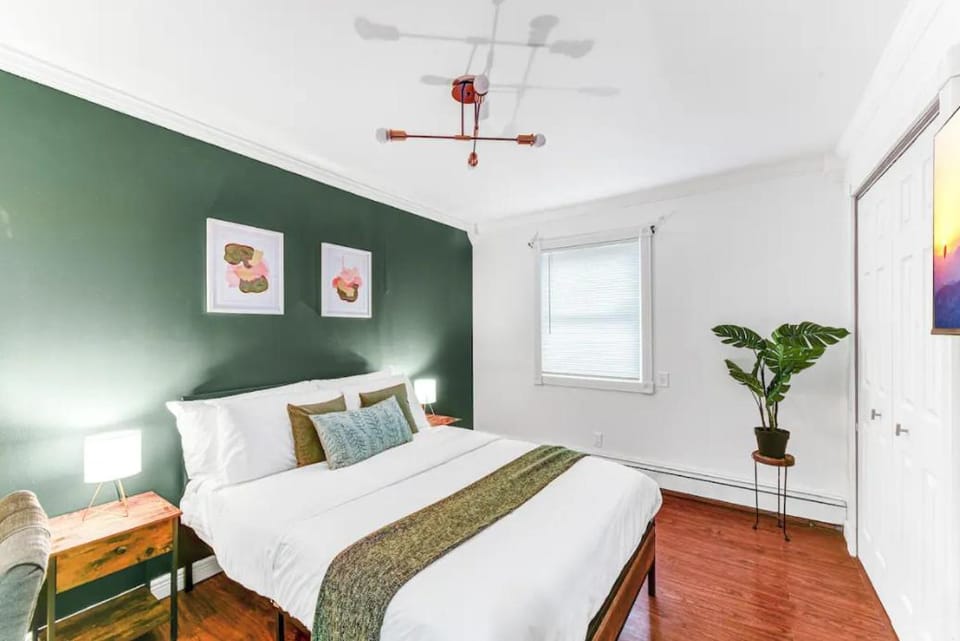 Bed, Photo of the whole room, Decorative detail, Bedroom