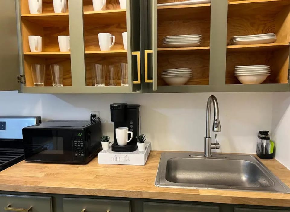 Coffee/tea facilities, Kitchen or kitchenette, stove, toaster