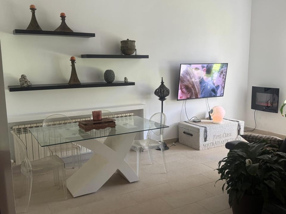 TV and multimedia, Seating area, Dining area