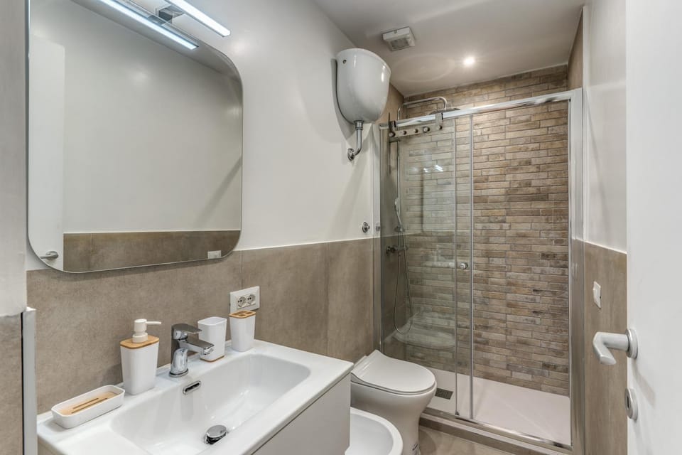 Shower, Toilet, Bathroom, towels