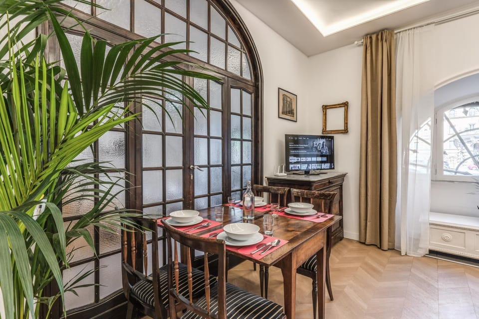 TV and multimedia, Living room, Seating area, Dining area
