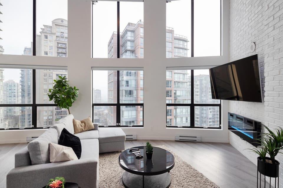 Loft in Entertainment District with FREE underground Parking Apartment in Vancouver