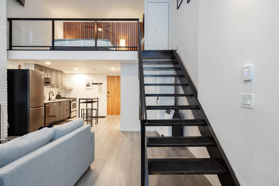 Loft in Entertainment District with FREE underground Parking Apartment in Vancouver