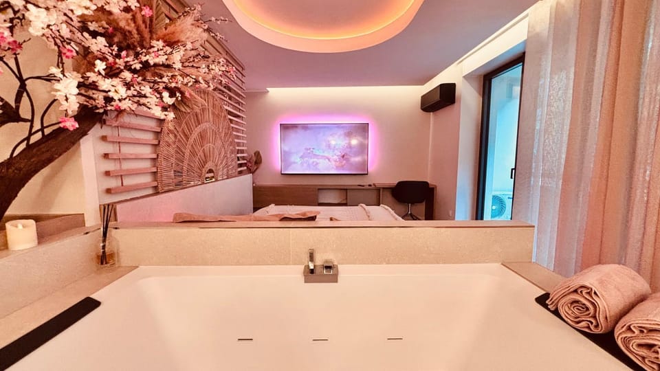 Bed, Hot Tub, Spa and wellness centre/facilities, Photo of the whole room, Bedroom