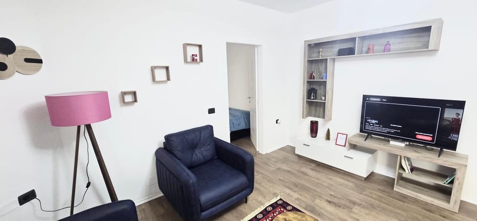 Communal lounge/ TV room, TV and multimedia, Living room, Seating area, air conditioner