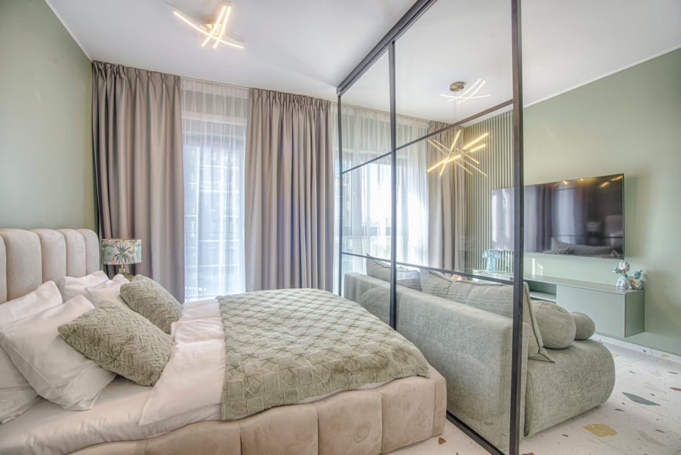 Bed, TV and multimedia, Living room, Photo of the whole room, Seating area, Bedroom