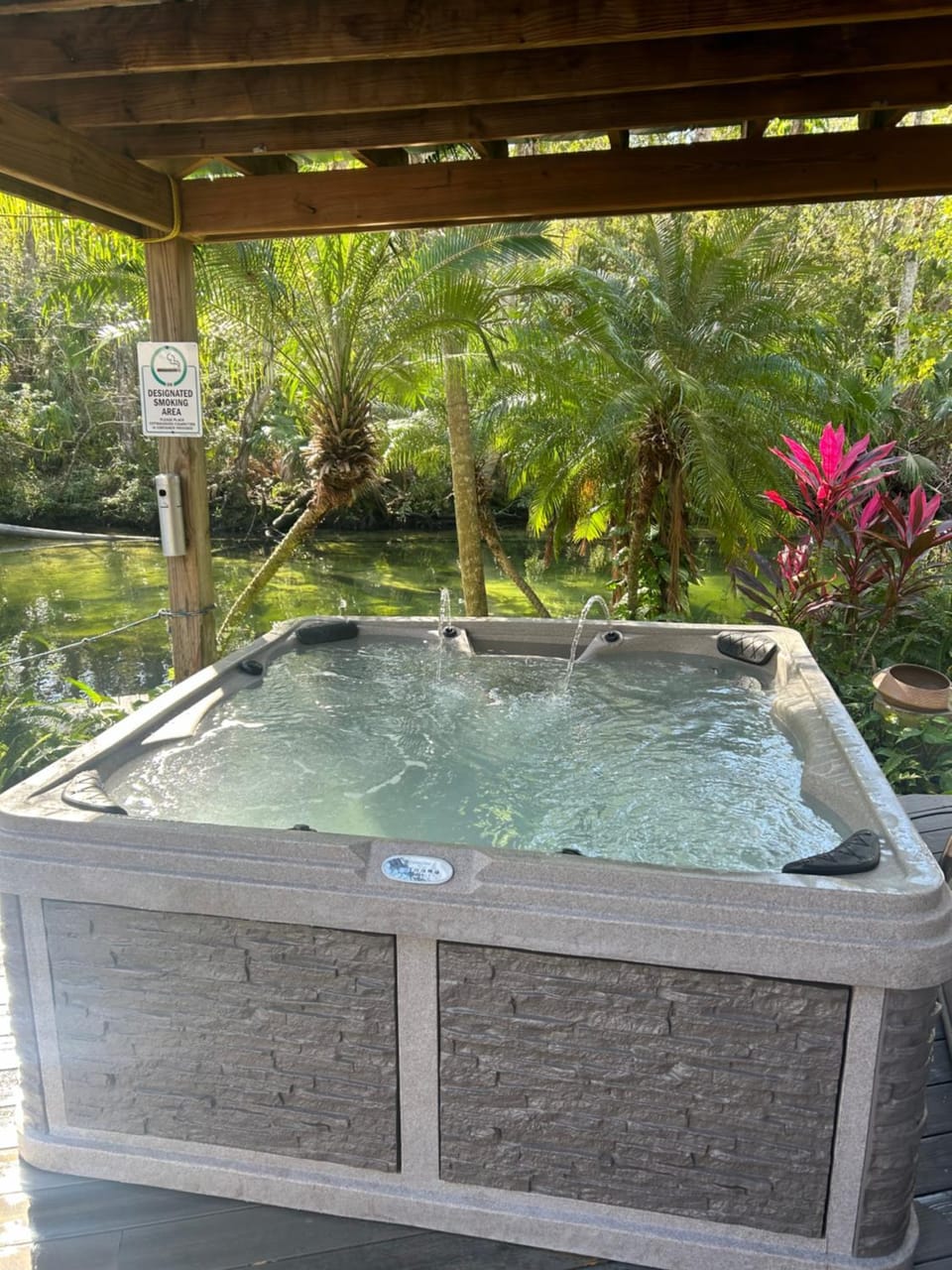 Main River Retreat hot tub, canoe with trolling motor Villa in Spring Hill