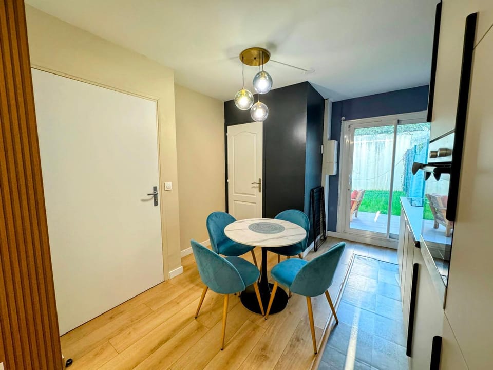 Facade/entrance, Kitchen or kitchenette, Seating area, Dining area, Garden view, oven, stove, kitchen