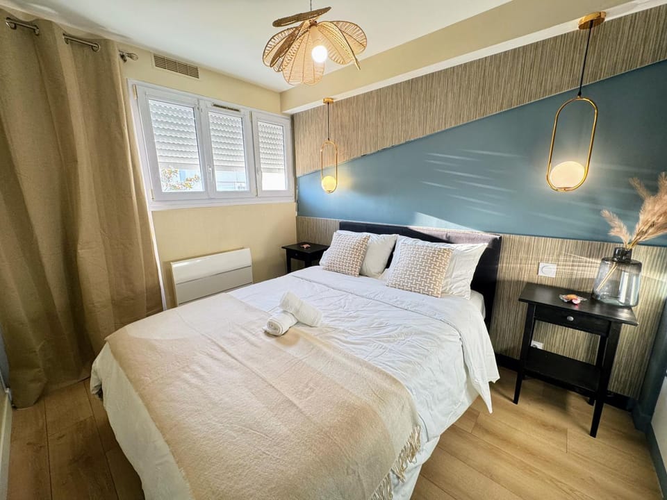 Bed, Photo of the whole room, Bedroom, furniture, heating