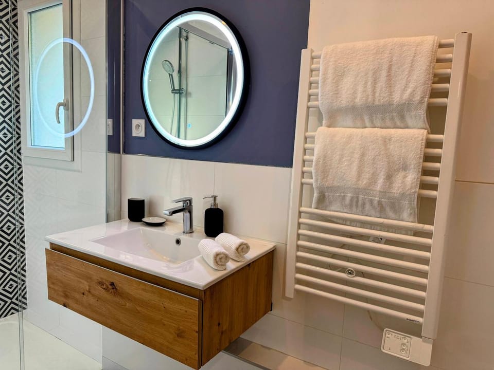 Bathroom, towels, wardrobe