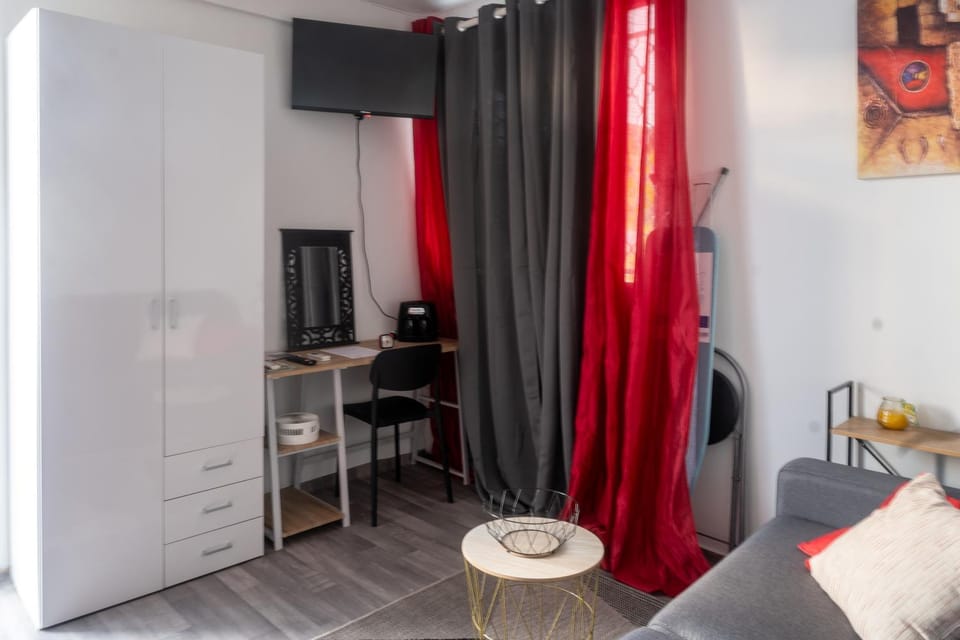 Bed, TV and multimedia, Photo of the whole room, Bedroom, wardrobe
