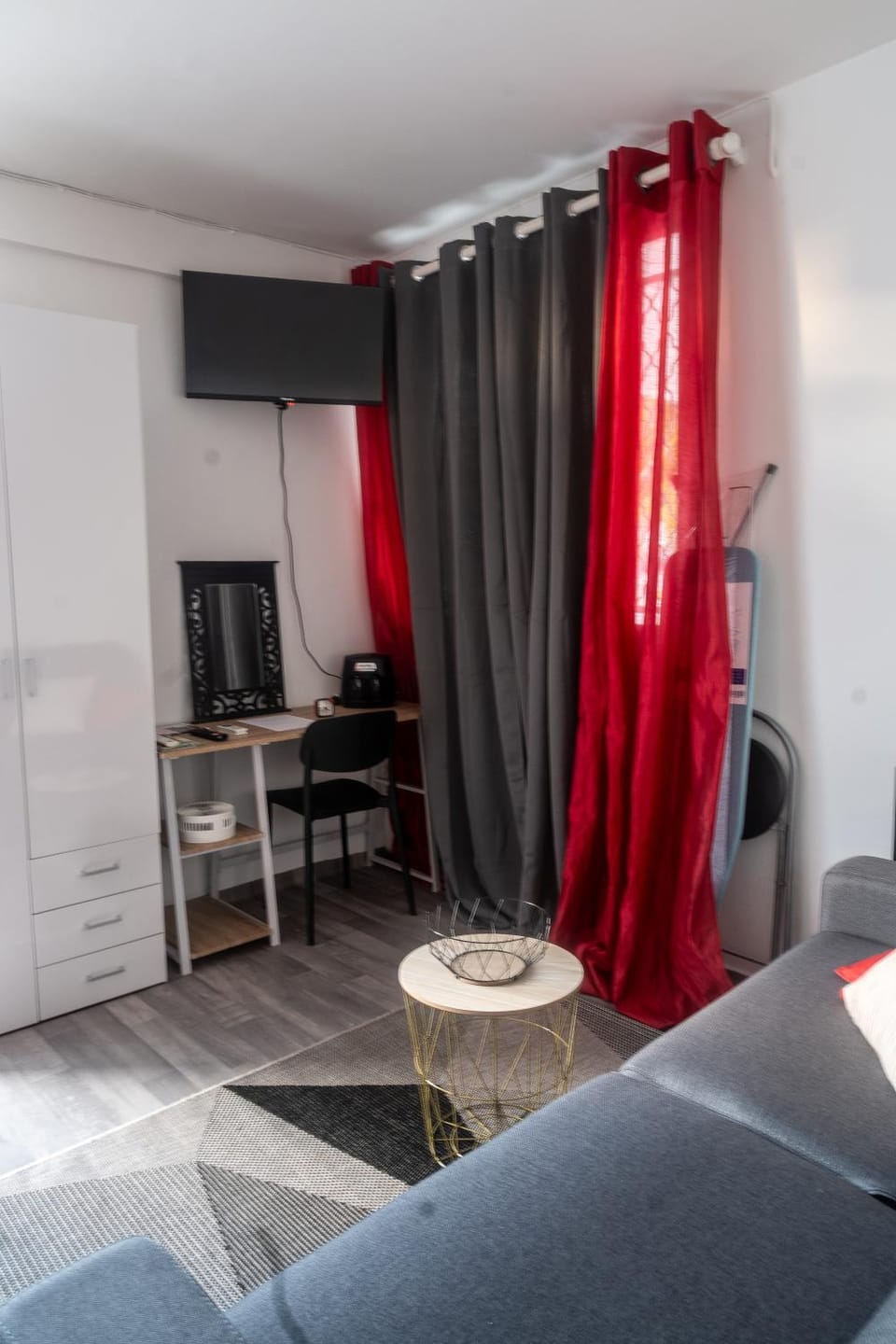 TV and multimedia, Living room, Photo of the whole room, Seating area, Bedroom