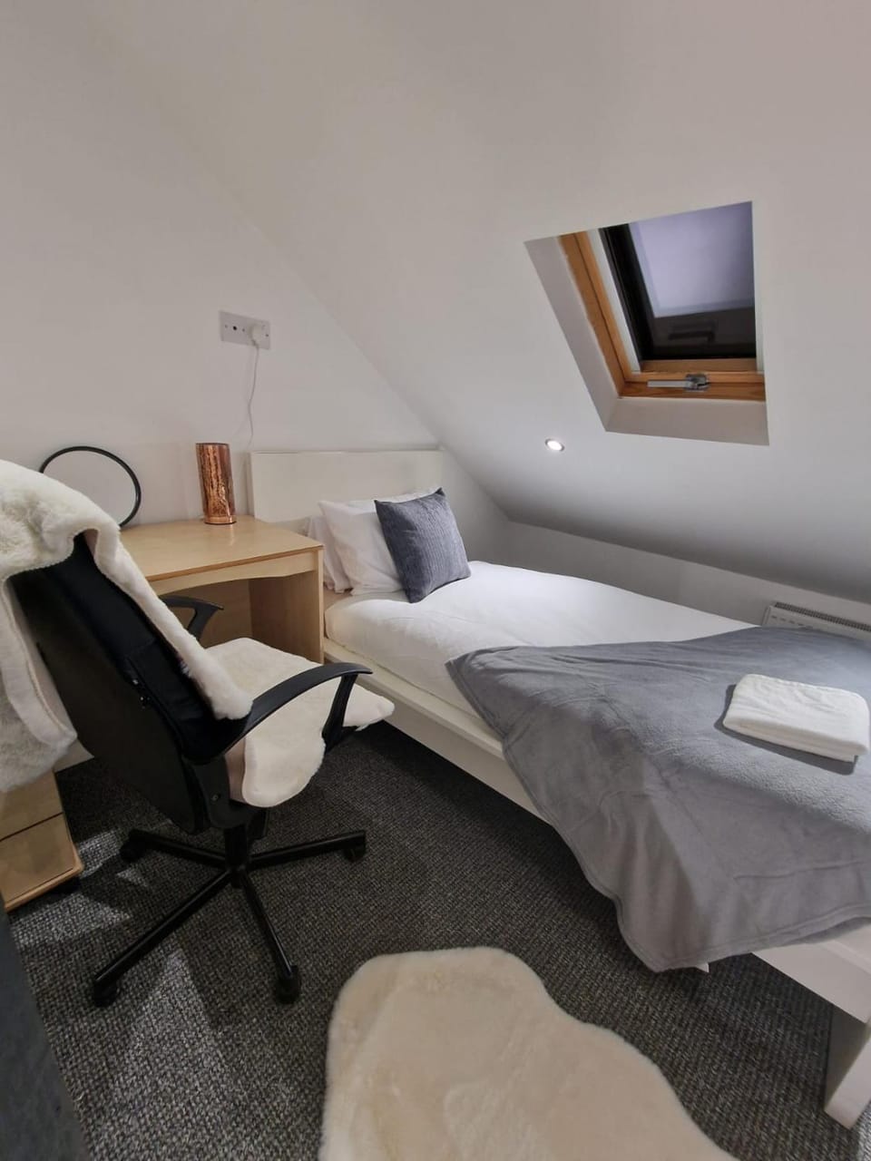 Bed, Photo of the whole room, Bedroom