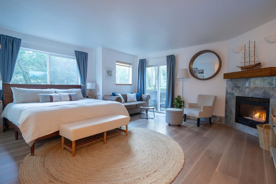 Bed, Photo of the whole room, Seating area, Bedroom