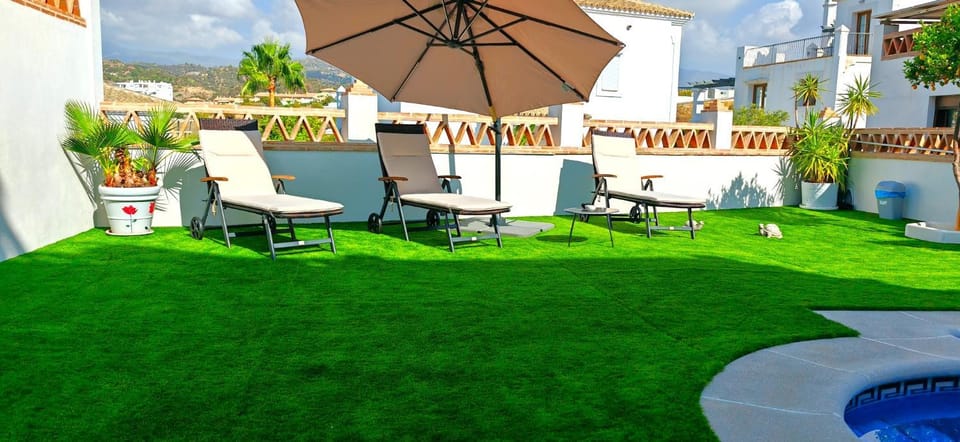 Day, Garden, Garden, View (from property/room), Seating area, Garden view, Pool view, Swimming pool, Swimming pool, sunbed