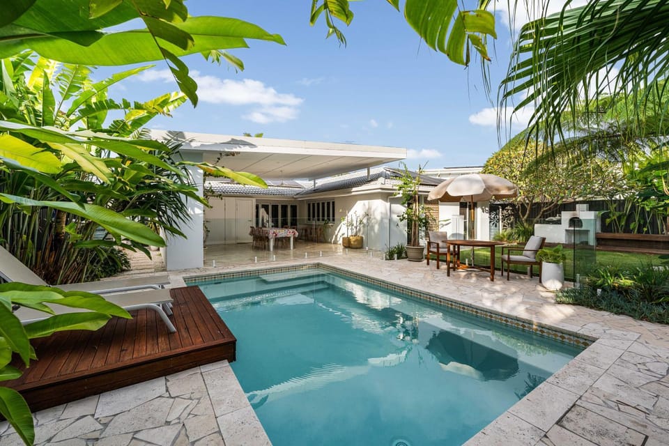 Casa Curlew by Sojourn Stays - Burleigh Resort Living House in Burleigh Heads