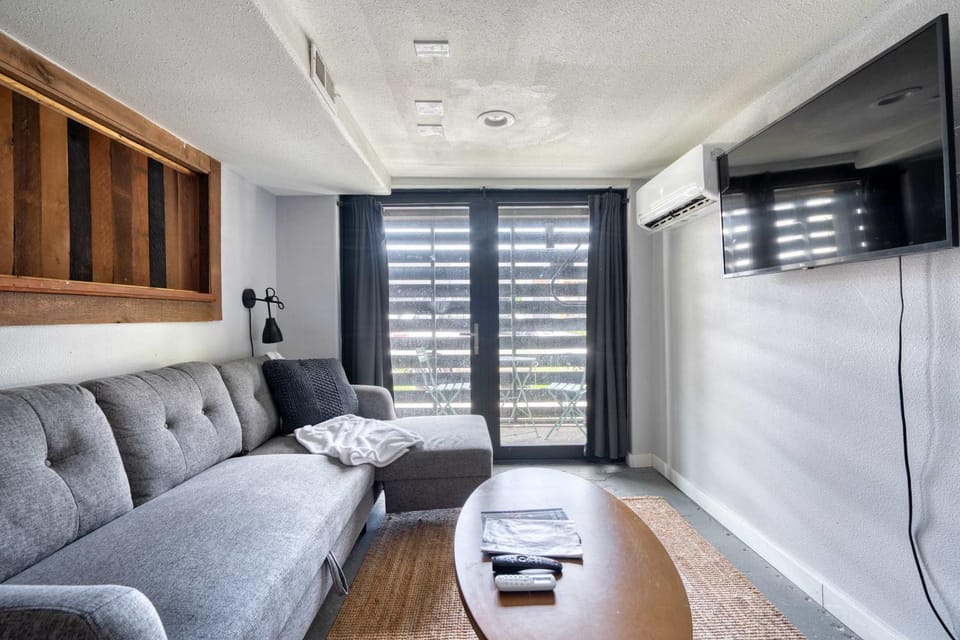 Stay Portland - Lovely location, 4 BR Pearl apt, Sleeps 8 Apartment in Portland