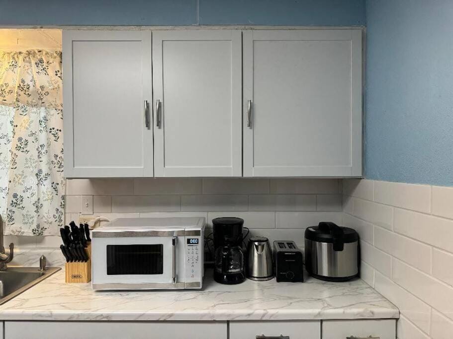 Coffee/tea facilities, Kitchen or kitchenette, oven, pet friendly, stove, toaster