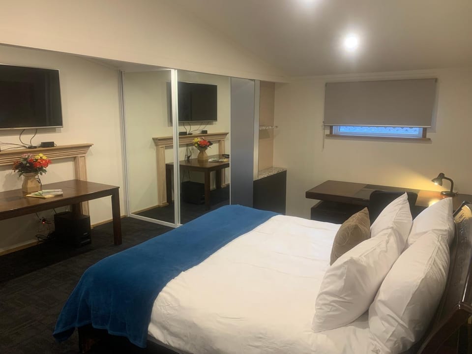 Bed, TV and multimedia, Photo of the whole room, Bedroom