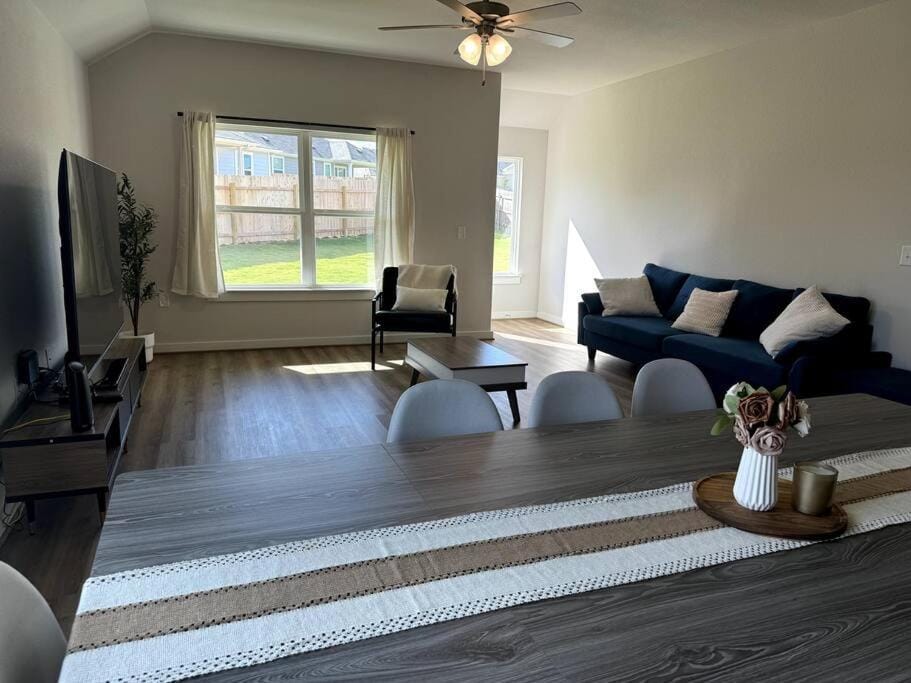 TV and multimedia, Living room, Seating area, Evening entertainment