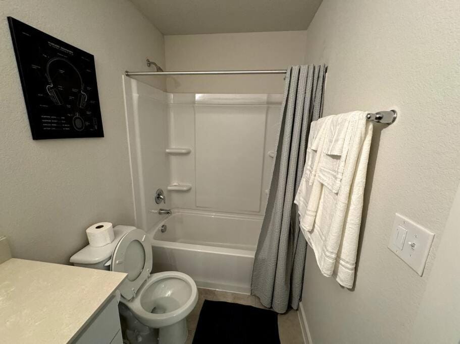 Shower, Toilet, Bathroom, towels
