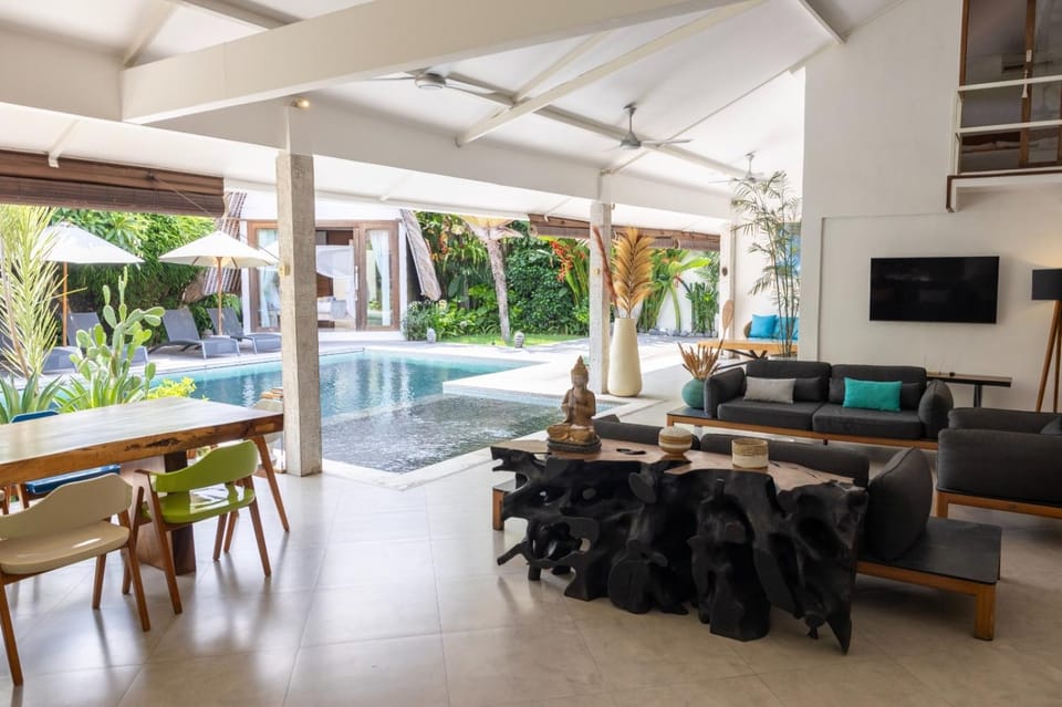 Living room, Dining area, Swimming pool