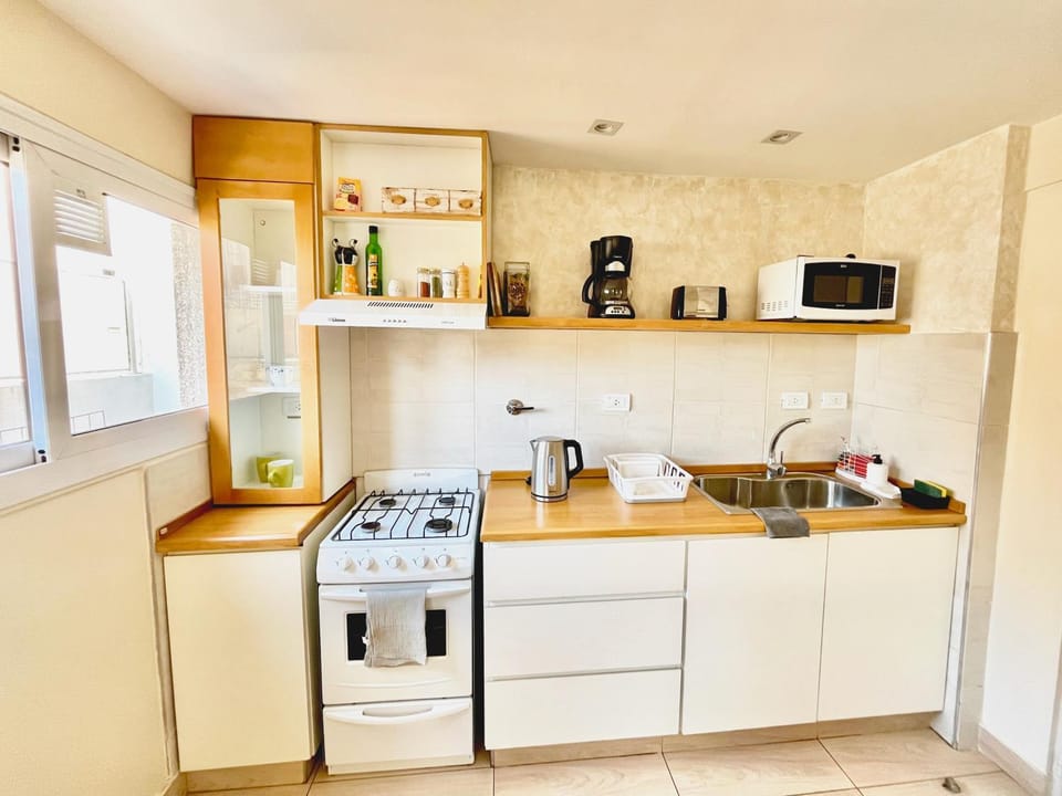 Coffee/tea facilities, Kitchen or kitchenette, oven, stove, toaster