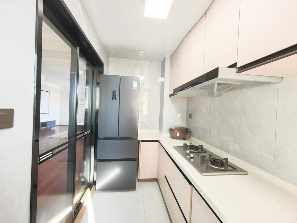 Kitchen or kitchenette, minibar, stove