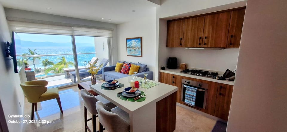 Kitchen or kitchenette, Dining area, oven, stove