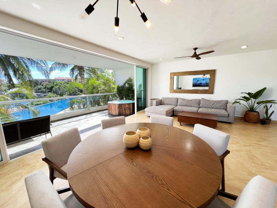 Patio, Hot Tub, TV and multimedia, Balcony/Terrace, Living room, Seating area, Dining area, Evening entertainment, Pool view, Swimming pool