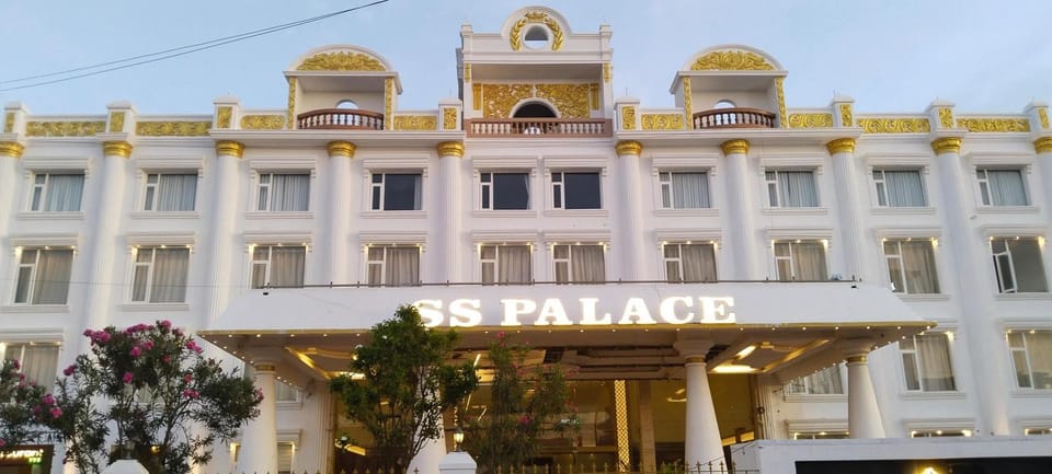 Property building, Facade/entrance, City view, Location