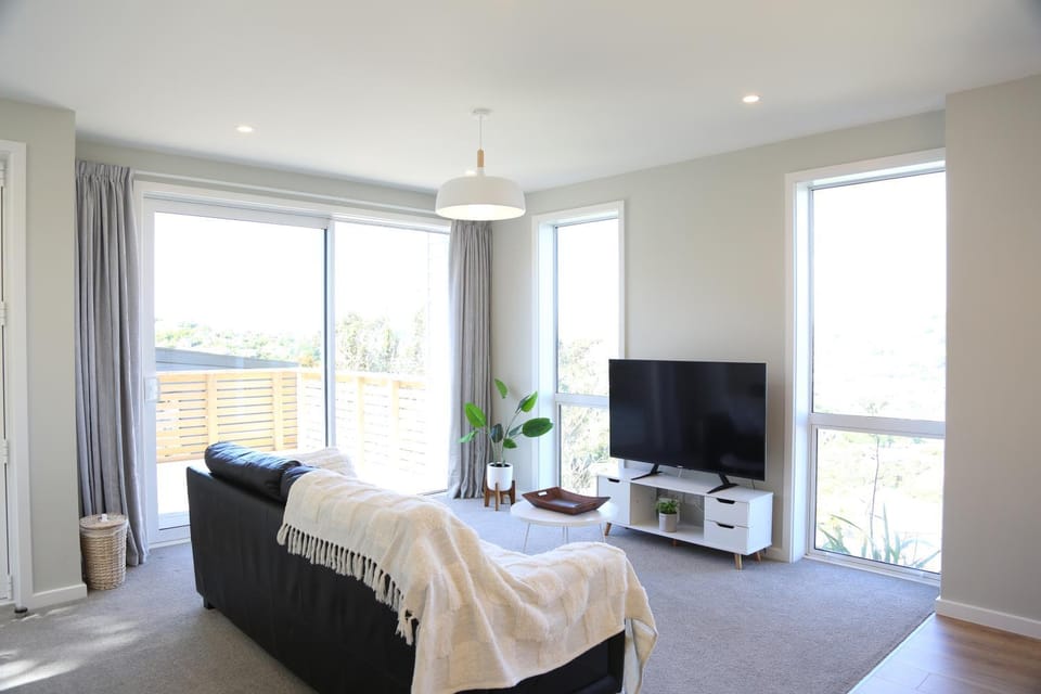 Communal lounge/ TV room, Bird's eye view, TV and multimedia, View (from property/room), Living room, Seating area, Evening entertainment, Evening entertainment, City view, Garden view, Landmark view, Mountain view, Sea view, Street view, Quiet street view