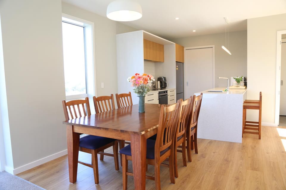 Kitchen or kitchenette, Seating area, Dining area