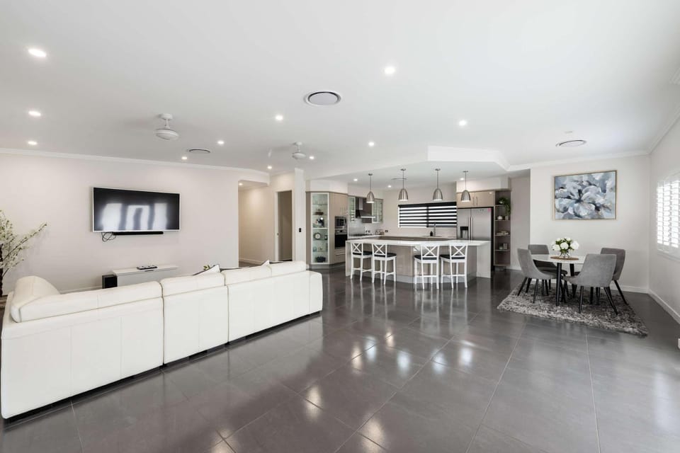 TV and multimedia, Kitchen or kitchenette, Living room, Seating area