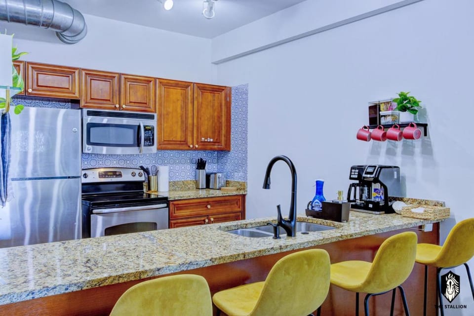 The Stallion #301 - Walk to attractions, Modern Luxe Loft in Downtown Memphis with free covered gated parking Apartment in Memphis