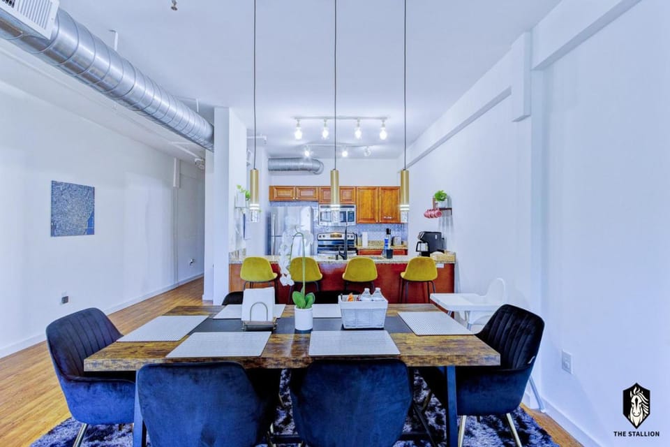 The Stallion #301 - Walk to attractions, Modern Luxe Loft in Downtown Memphis with free covered gated parking Apartment in Memphis