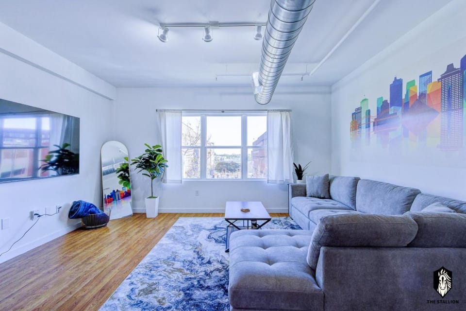 The Stallion #301 - Walk to attractions, Modern Luxe Loft in Downtown Memphis with free covered gated parking Apartment in Memphis