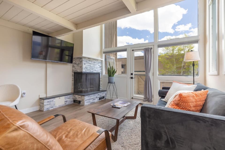 Modern Condo with Vail Mountain Views Apartment in Vail
