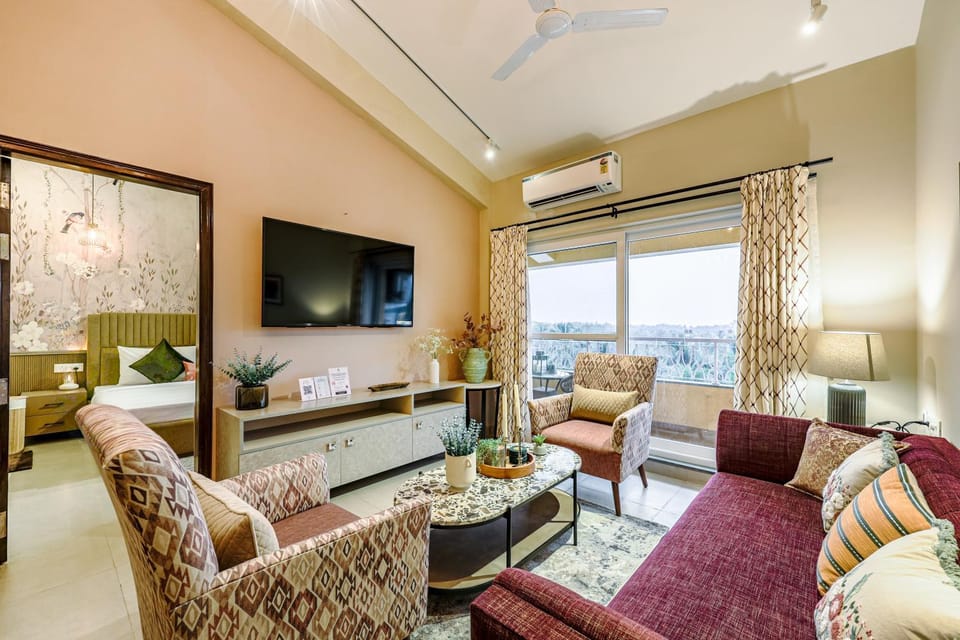 Bed, TV and multimedia, Living room, Photo of the whole room, Seating area, Dining area, Bedroom