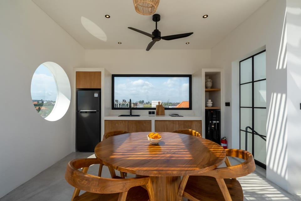 Kitchen or kitchenette, Dining area