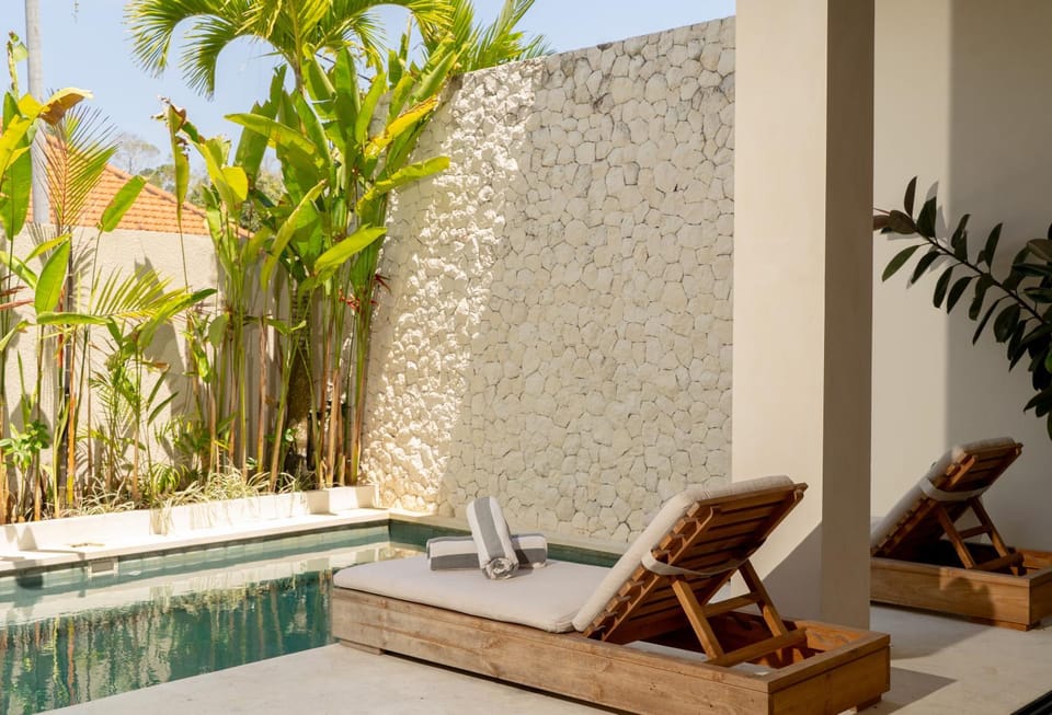 Swimming pool, sunbed