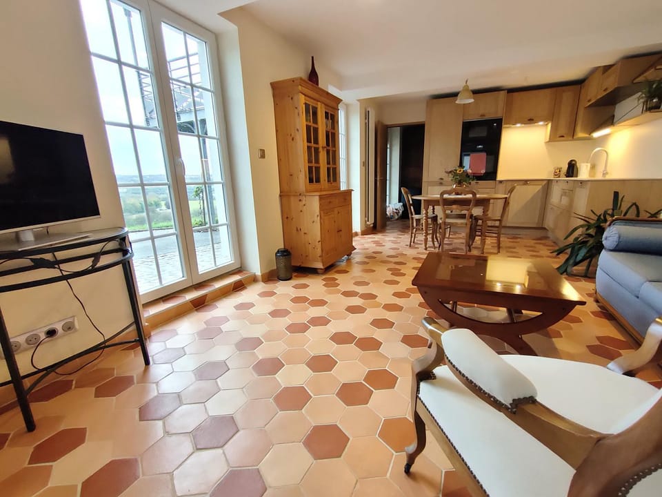 TV and multimedia, Kitchen or kitchenette, Living room, Dining area
