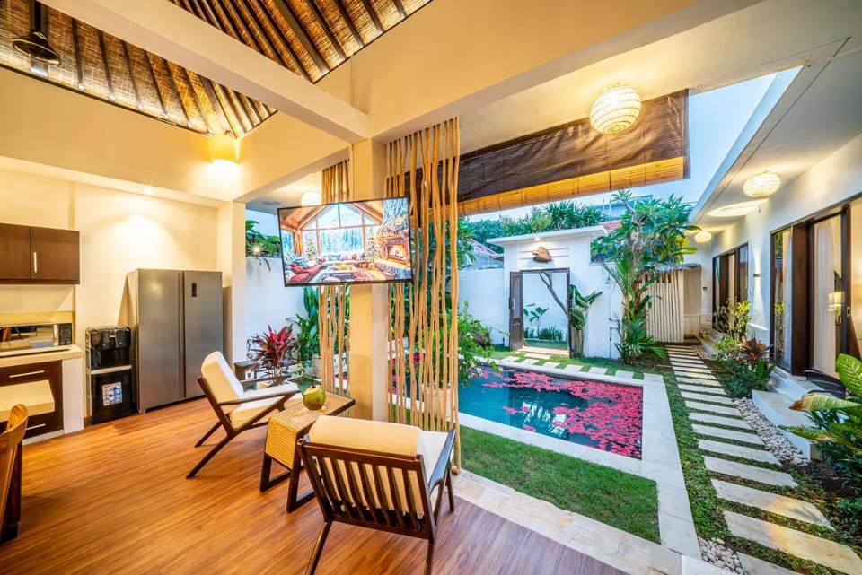 TV and multimedia, Seating area, Pool view