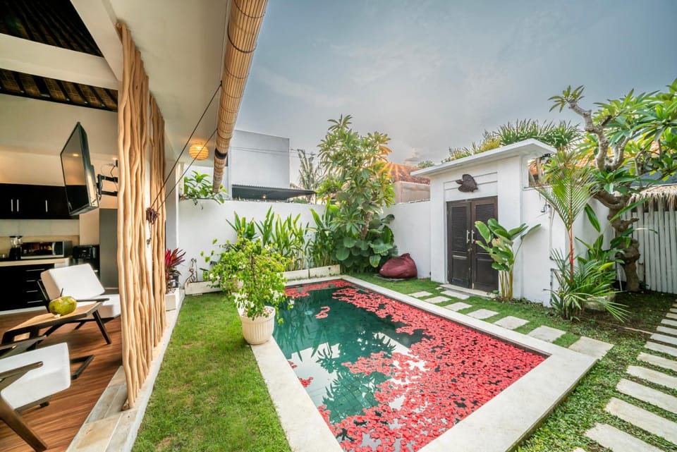 Facade/entrance, Swimming pool