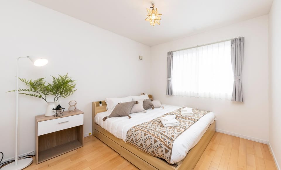 Bed, Bedroom, towels