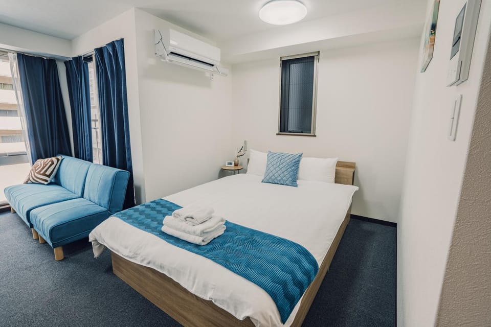 Bed, Seating area, towels