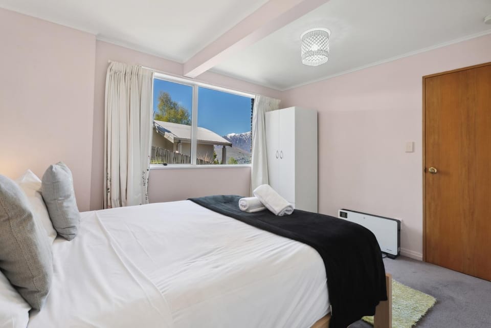 Picturesque View - 2 bedroom flat with kitchenette House in Queenstown
