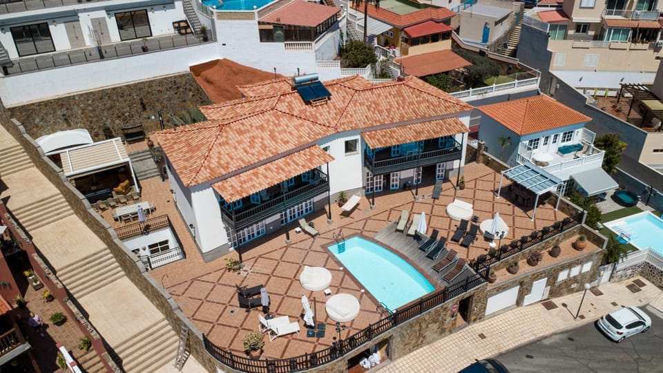 Property building, Patio, Day, Bird's eye view, View (from property/room), Balcony/Terrace, Pool view, Swimming pool, Swimming pool, Location, Parking, sunbed